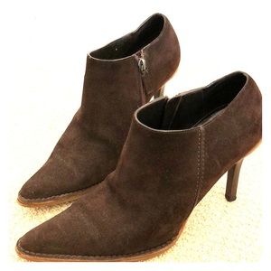 Gucci ankle booties in brown suede